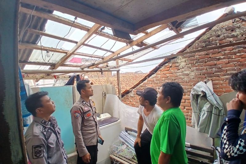Angin puting beliung di Soreang, 13 rumah rusak