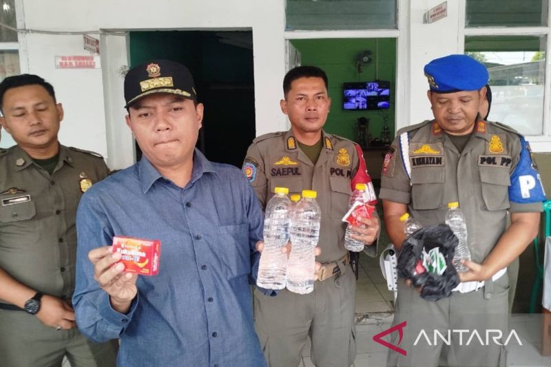 Satpol PP Cianjur menyita 90 botol miras dari kios berkedok depot jamu