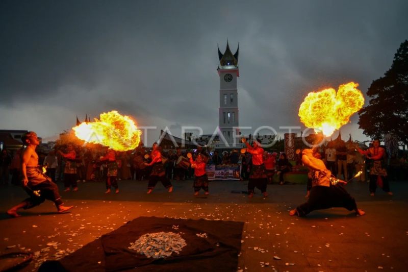 Atraksi kesenian Minang di pelataran Jam Gadang