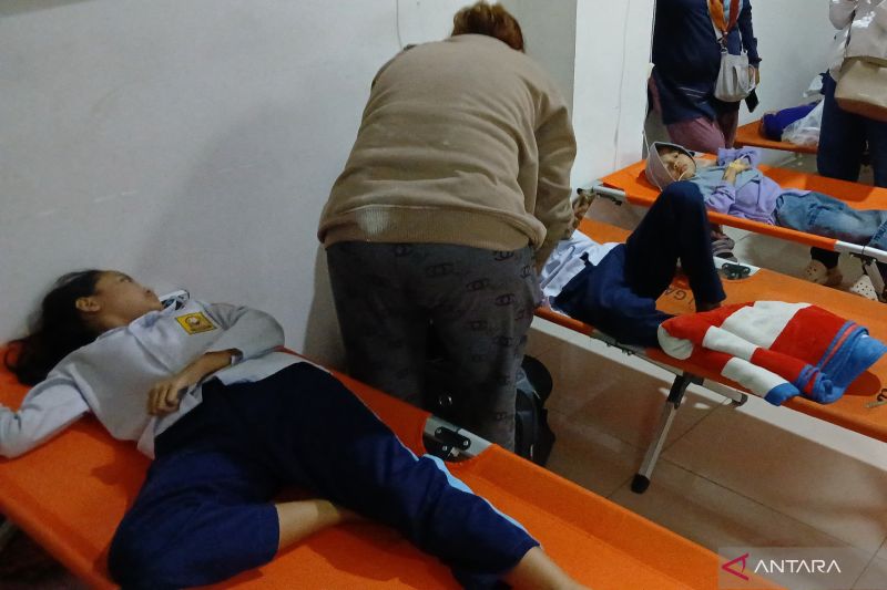 Petugas medis Garut tangani siswa korban diduga keracunan MBG