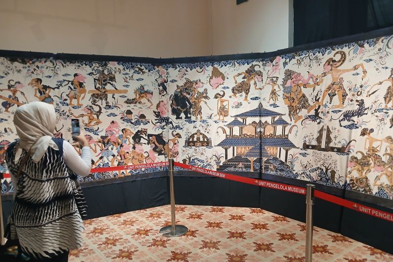 Museum Tekstil Jakarta memamerkan 100 helai kain Batik Merawit Cirebon