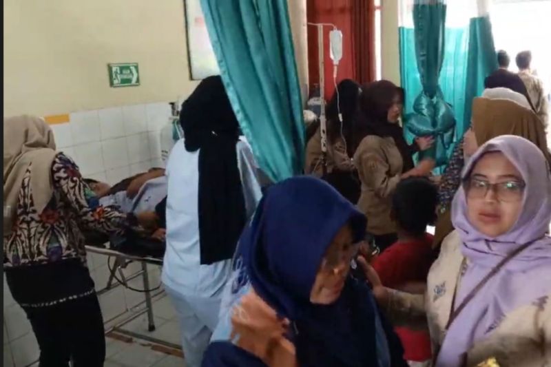 Tim medis menangani 80 siswa diduga keracunan MBG di Kuningan