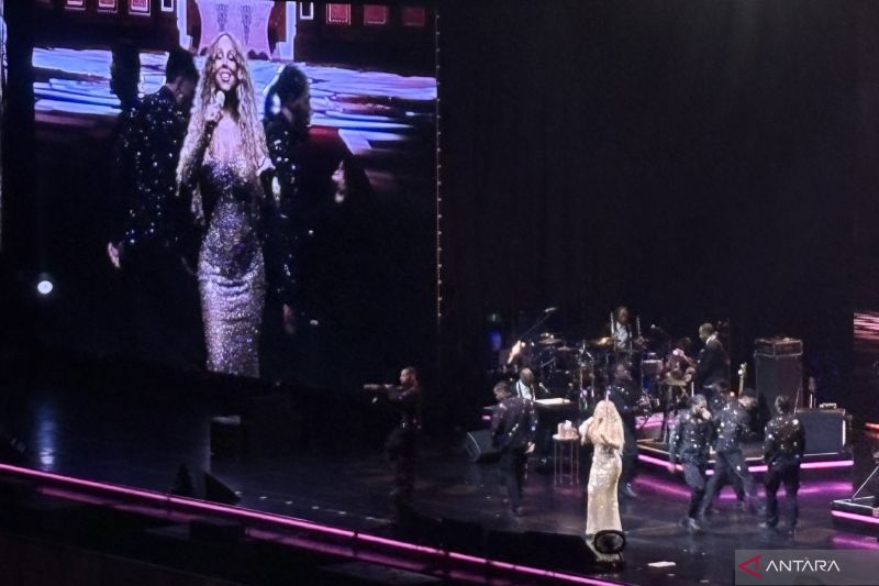 Mariah Carey membawakan sederet lagu hit dalam konser privatnya di SICC Bogor