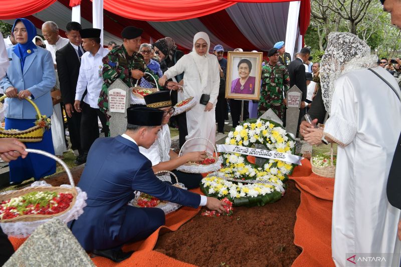 Wapres Gibran mepimpin upacara militer pemakaman Karlinah Wirahadikusumah