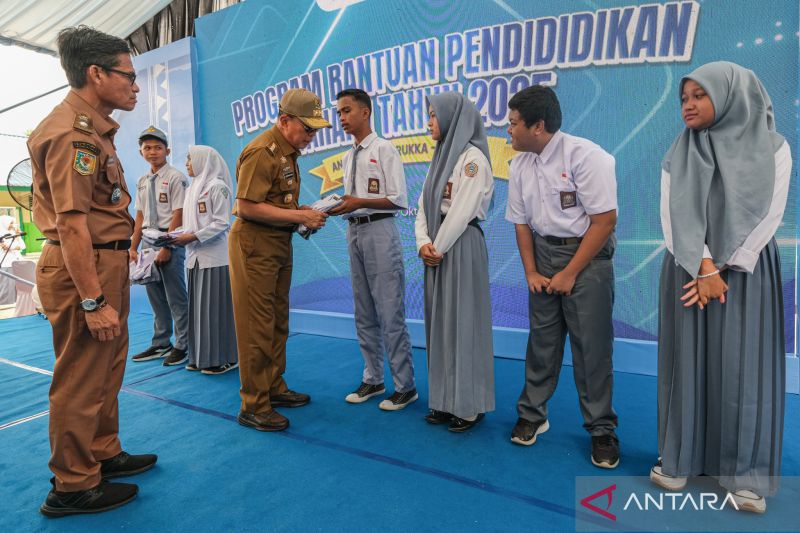 Bantuan seragam gratis bagi pelajar SMA se-Sultra