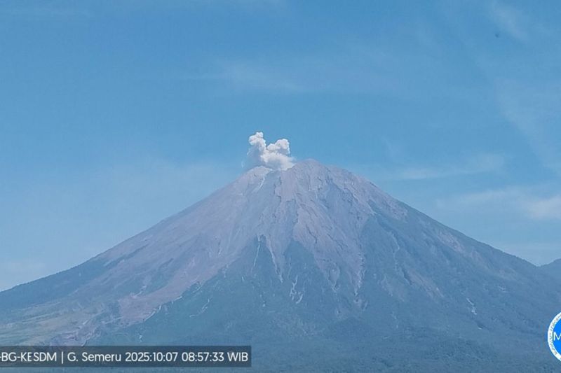 Gunung Semeru hari ini enam kali erupsi disertai letusan abu vulkanik