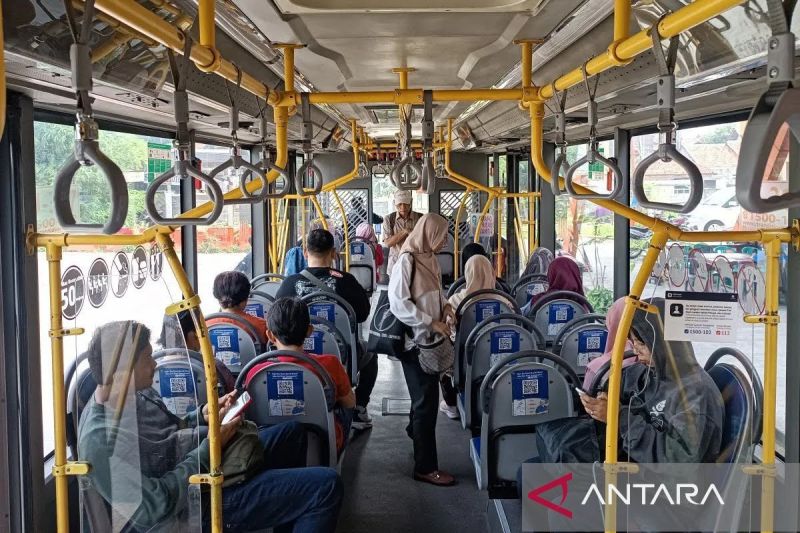 DKI kemarin, pajak kendaraan listrik hingga TJ turunkan penumpang