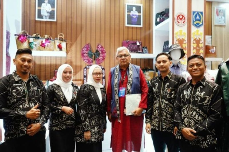 Tanah Bumbu promotes Tenun Pagatan woven at INACRAFT