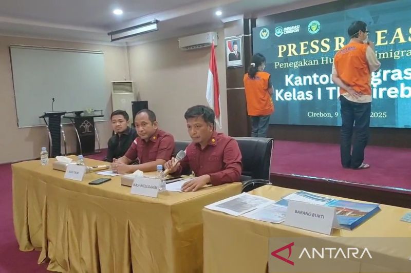 Imigrasi Cirebon mendeportasi dua WNA Thailand dan China langgar izin tinggal