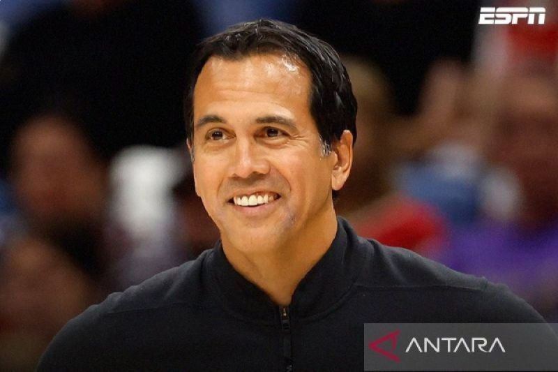 Erik Spoelstra dikabarkan bakal nahkodai timnas bola basket Amerika Serikat