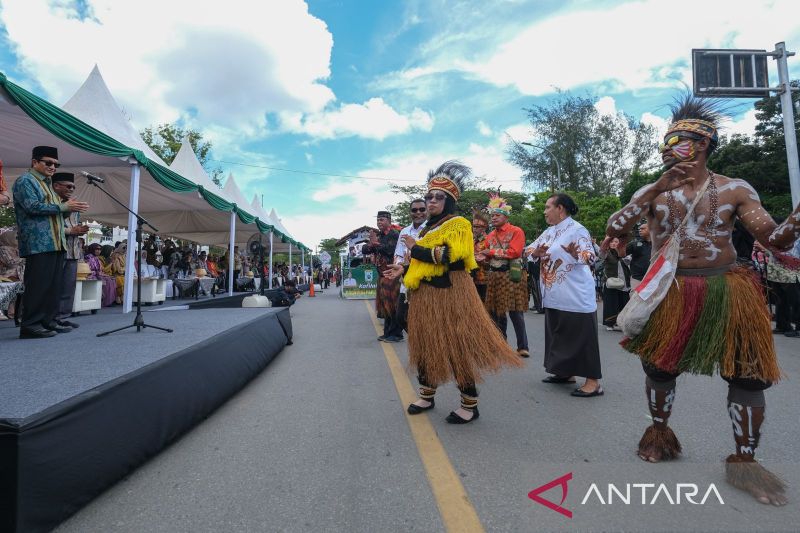 Pawai taaruf STQH Nasional ke-28 di Kendari