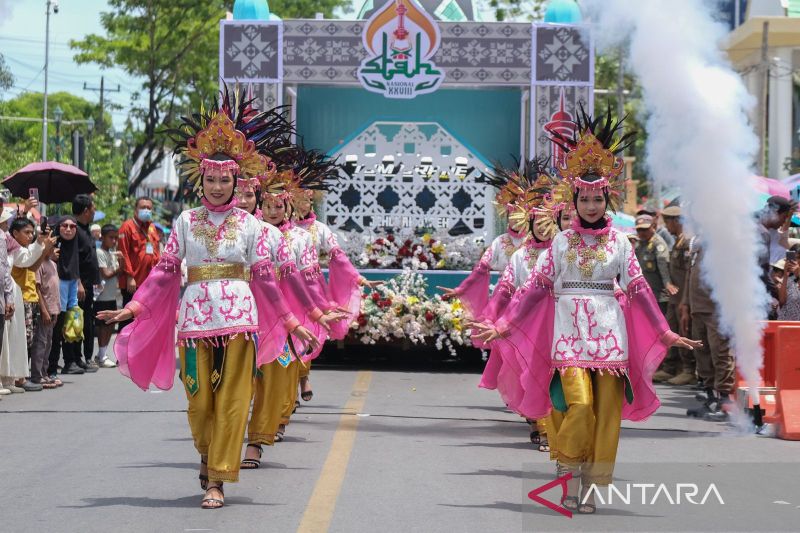 Pawai taaruf STQH Nasional ke-28 di Kendari