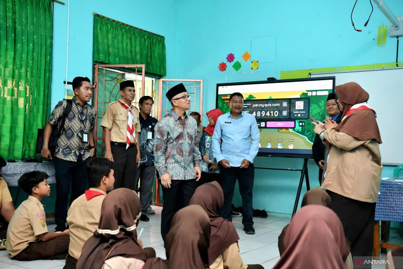 Wamendikdasmen meninjau IFP-revitalisasi sekolah di Majalengka