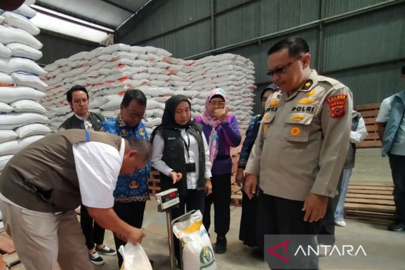 Bulog Indramayu menjamin kualitas beras bantuan pangan layak konsumsi