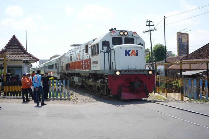 KAI ingatkan: warga yang beraktivitas di rel kereta bisa dipidana!