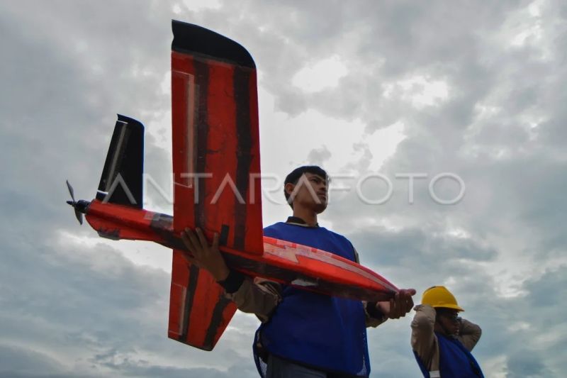 Kontes robot terbang Indonesia di Padang