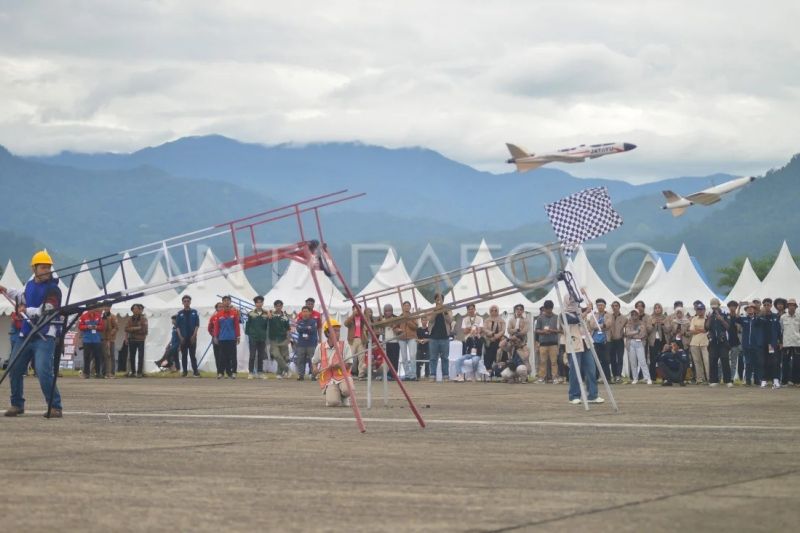 Kontes robot terbang Indonesia di Padang