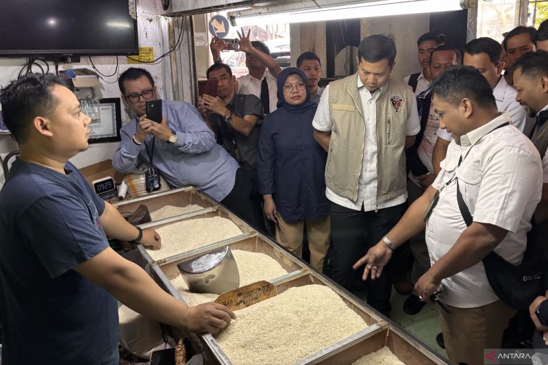 Polda Jabar mengecek persediaan beras guna antisipasi kelangkaan di pasar