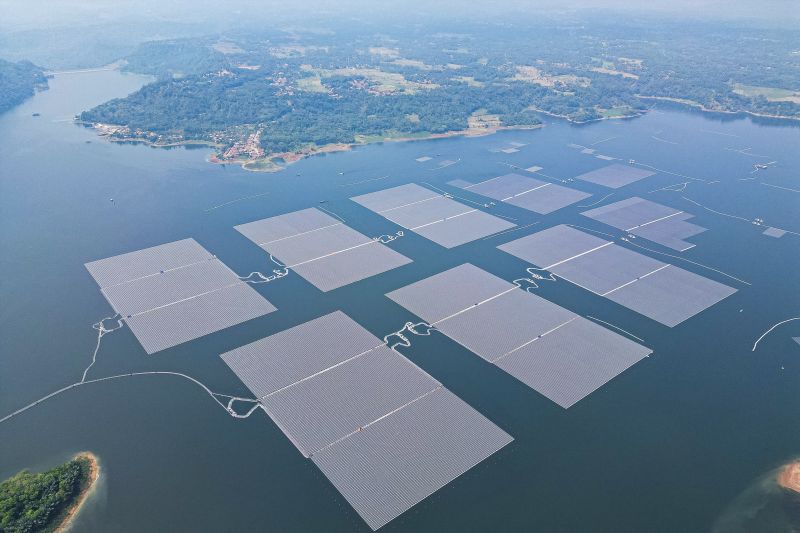 Spektrum - Kilauan di permukaan Cirata simbol harapan kemandirian energi bangsa