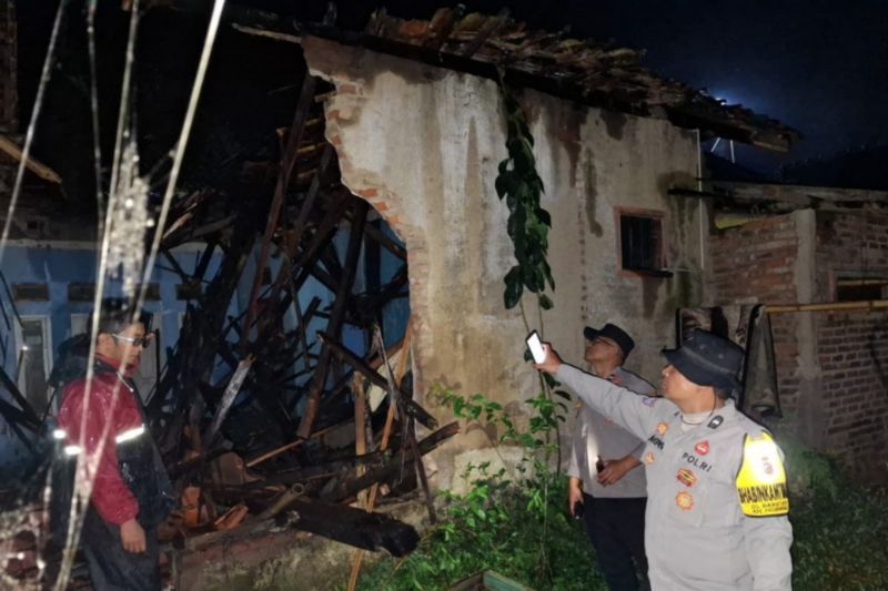Cuaca ekstrem hancurkan atap rumah warga Garut!