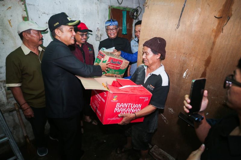 Pemkot Bandung memperbaiki rumah warga yang roboh akibat hujan deras