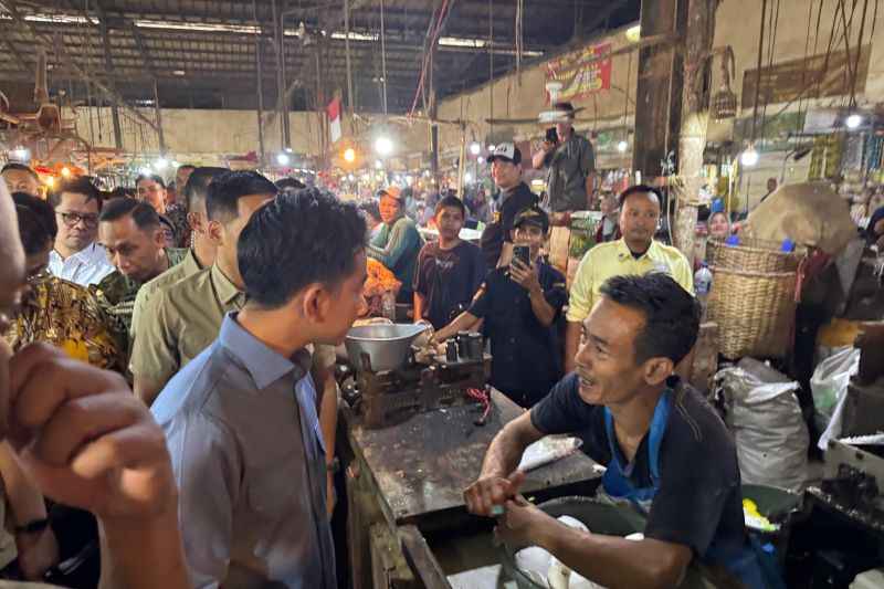 Wapres Gibran meninjau pusat distributor pangan Jabar-Jatim di Cirebon