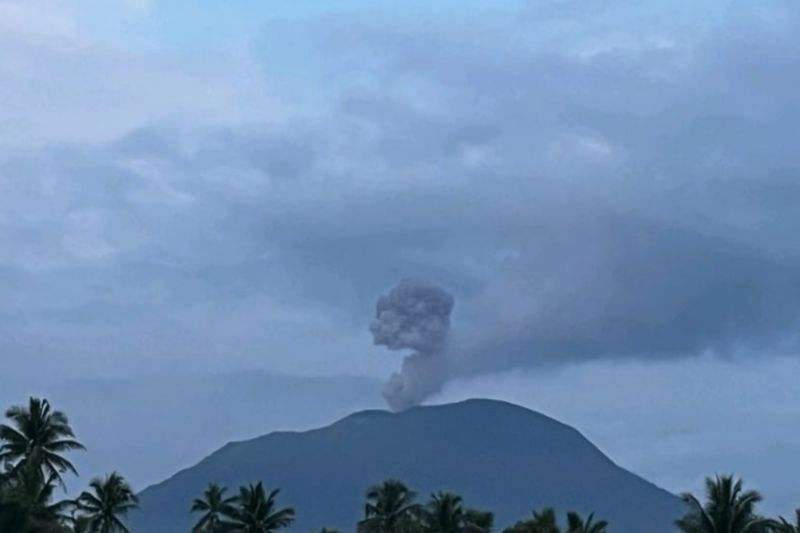 Gunung Ibu hari ini semburkan abu vulkanik hingga 600 meter