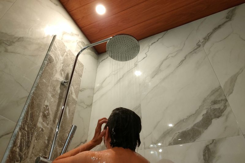 Berikut dampak sering mandi hingga kiat mandi yang tepat
