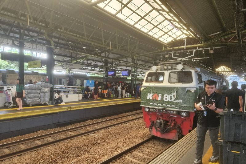 Evakuasi kereta Purwojaya anjlok selesai