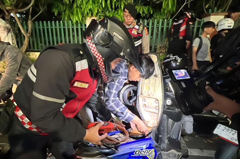 Polres Garut patroli memberantas minuman keras dan preman