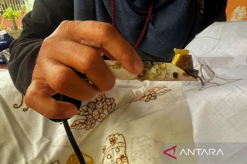 Spektrum - Setrum yang menjaga batik keraton khas Cirebon tetap bernyawa