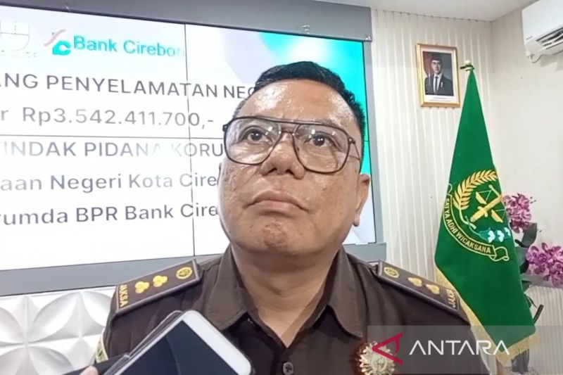 Kejari mengembalikan uang hasil penyelamatan Rp3,5 miliar ke BPR Cirebon