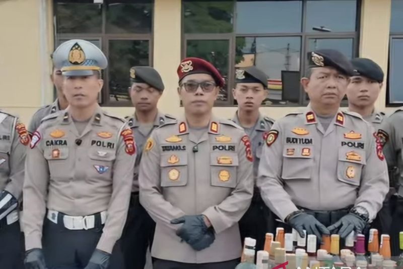 Polres Cianjur sita 974 botol minuman keras dan lima orang penjual