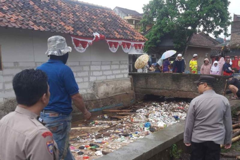 Ratusan rumah di Desa Sukalaksana Garut diterjang banjir bandang