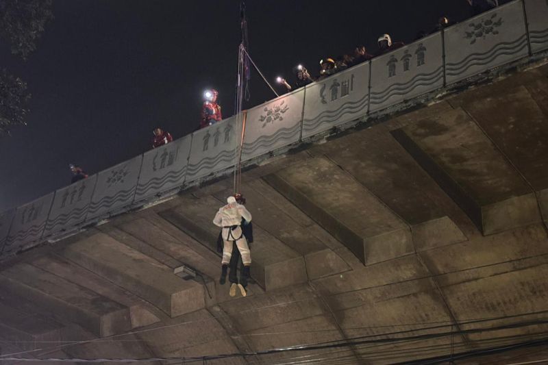 Heboh! Pria ditemukan tewas tergantung di Flyover Pasupati Bandung Jumat malam