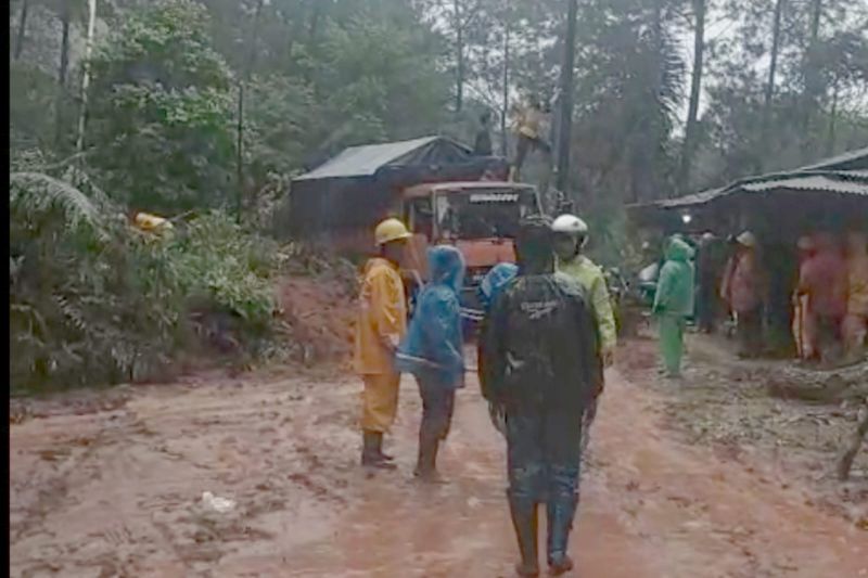 Breaking news: Jalan Garut-Cisompet tertutup longsor