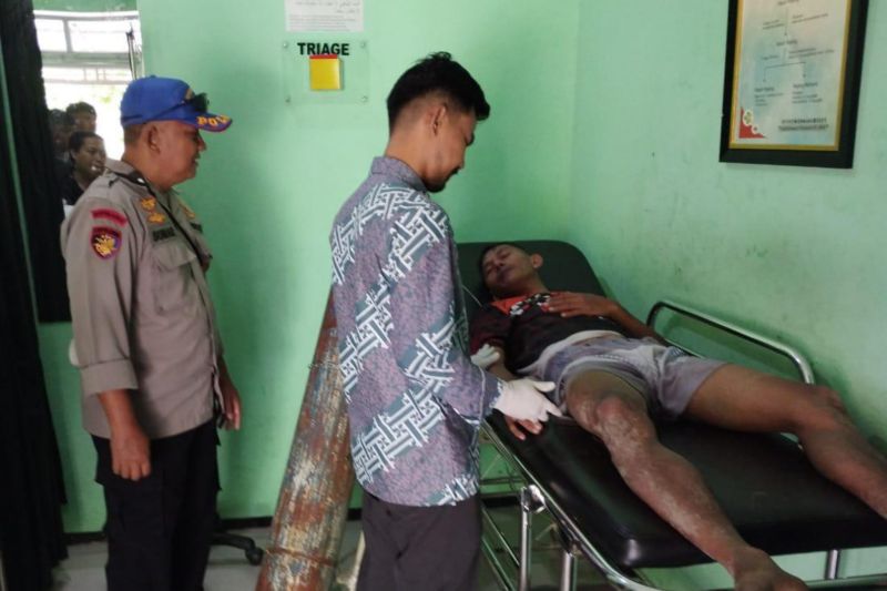 Satpolairud mengevakuasi seorang wisatawan yang terseret ombak di Garut