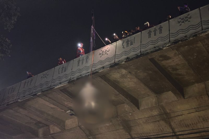 Kronologi lengkap pria tewas tergantung di Flyover Pasupati Bandung