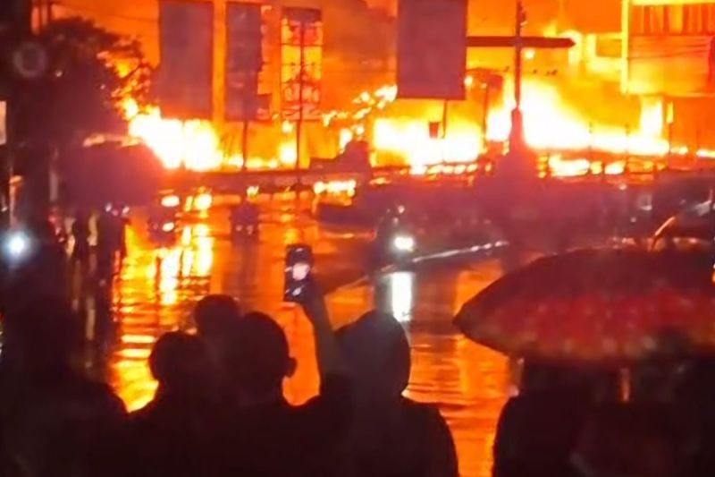 Truk tangki Cianjur terbakar! ruko dan pos polisi ludes, warga wanik!