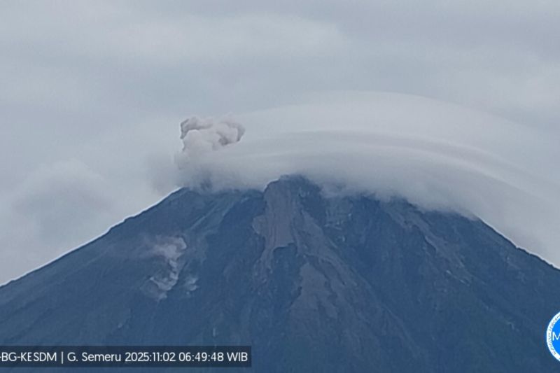 Semeru hari ini delapan kali erupsi dengan letusan setinggi 800 meter
