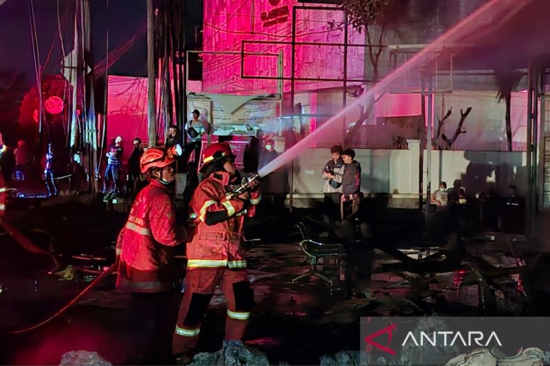 Damkar Cianjur menuntaskan penanganan  kebakaran degan delapan mobil