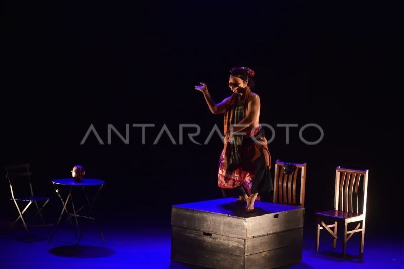 Pertunjukan tari kontemporer di Padang