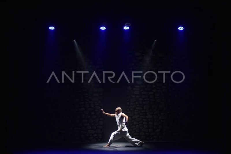 Pertunjukan tari kontemporer di Padang