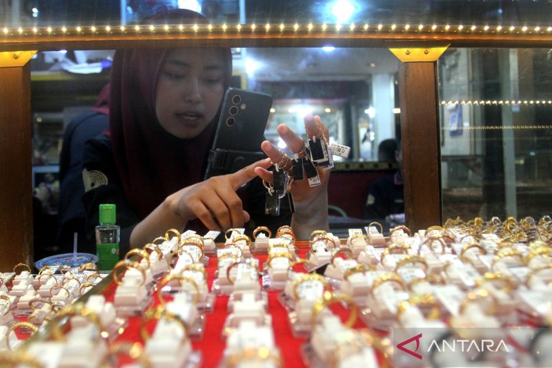 Emas Antam hari ini naik Rp3.000 jadi Rp2,299 juta/gram