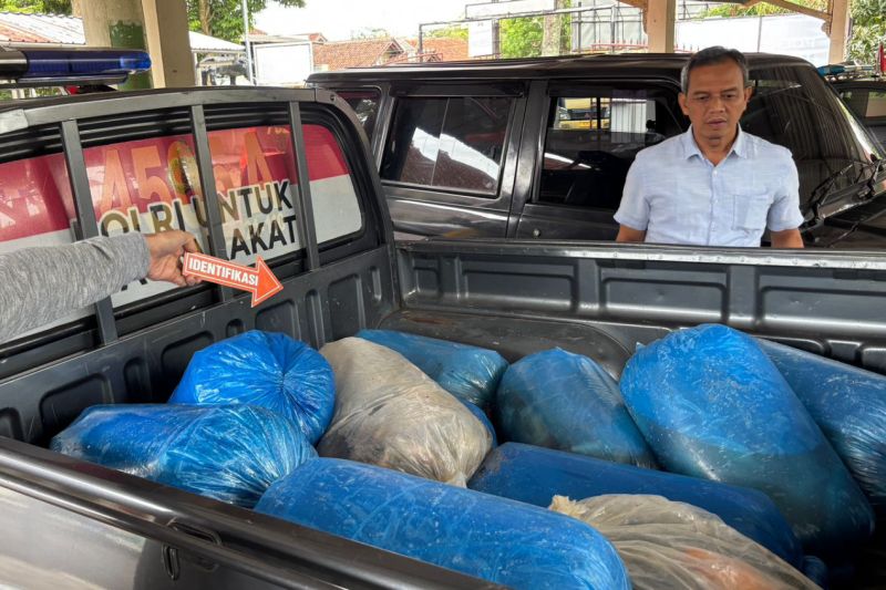 Polres Kuningan tetapkan dua tersangka pencurian ikan di Waduk Darma