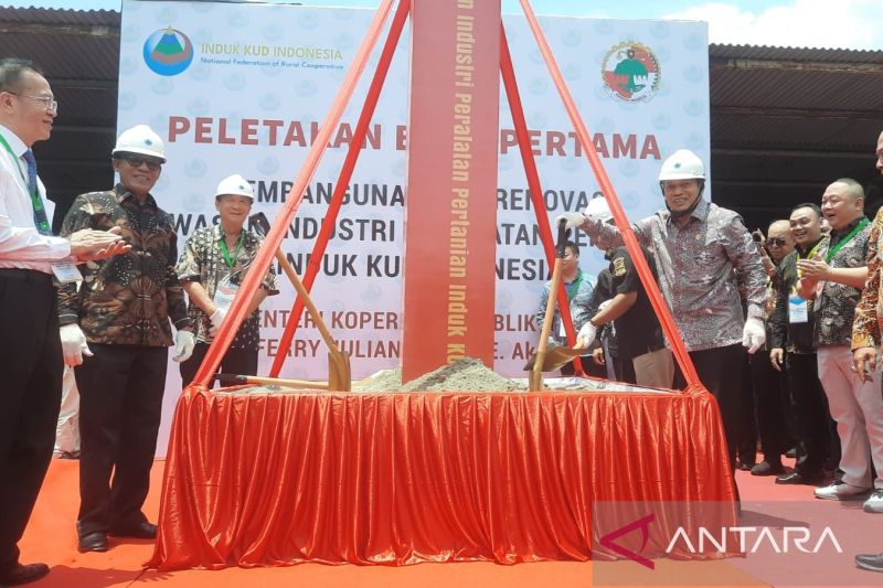 Menkop mendukung Induk KUD membangun industri alat pertanian di Bekasi