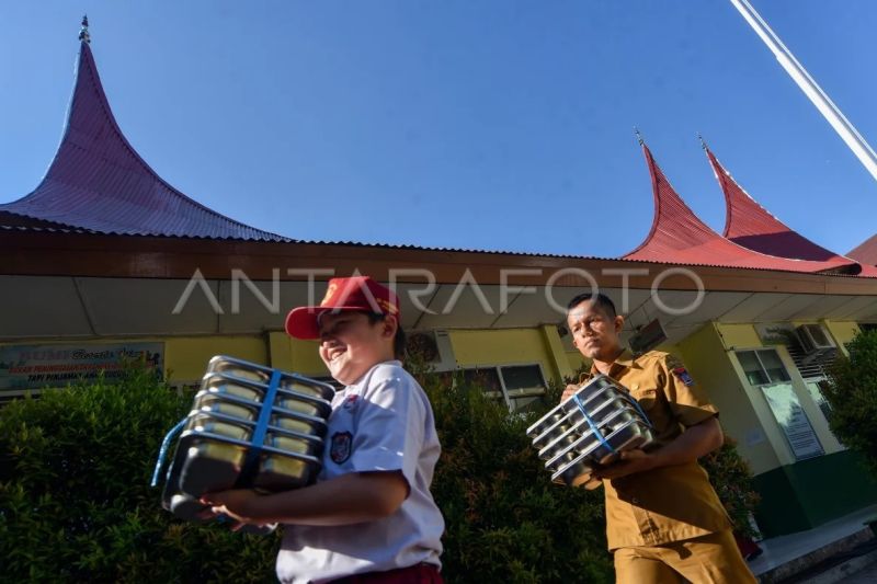 Distribusi MBG SPPG Polda Sumatera Barat ke sekolah di Padang
