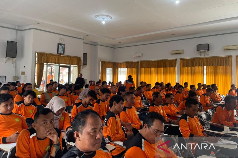 Kantor SAR latih warga di Indramayu menghadapi situasi darurat
