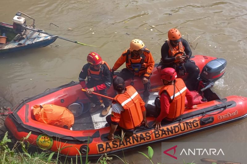 Basarnas Cianjur Sisir Sungai Cisokan Cari Pria Tinggalkan Surat Permintaan Maaf di Jembatan