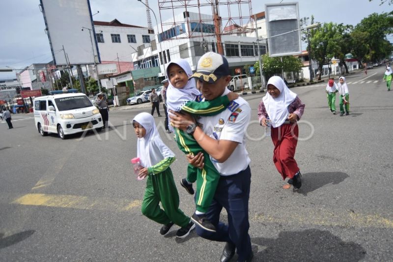 Tsunami drill di Padang